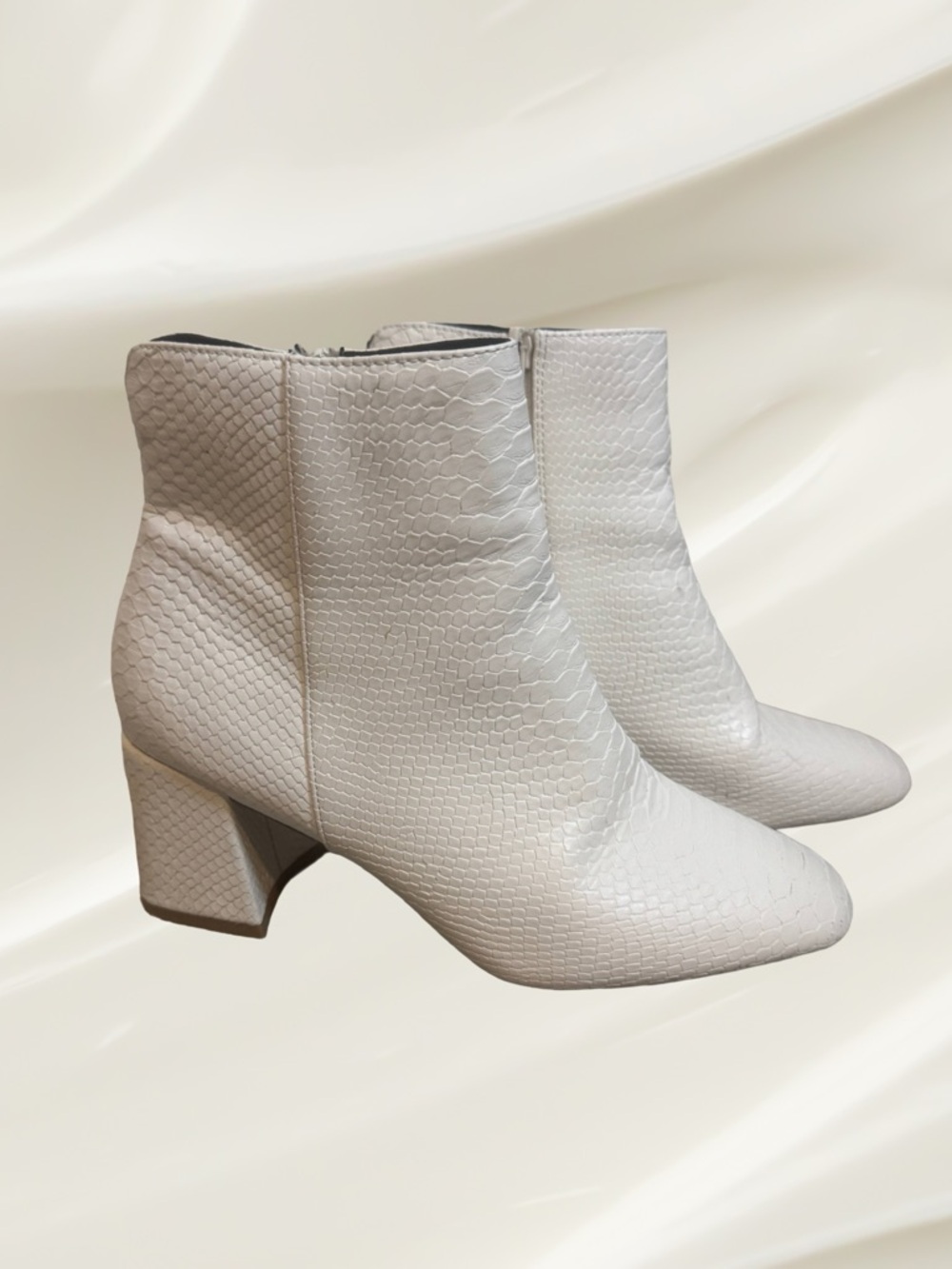 Chinese Laundry Daria Womens Size 6 White Faux Leather Ankle Booties